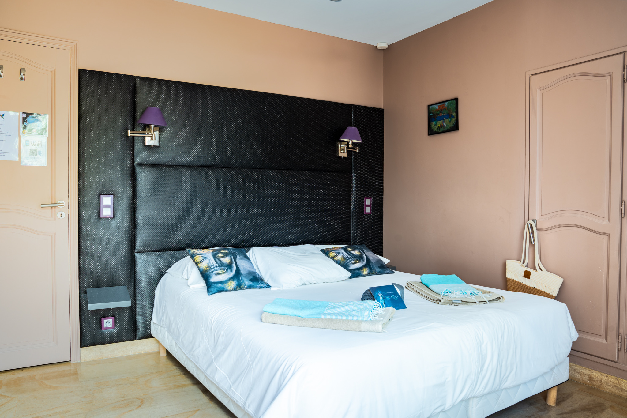 Chambre Bassin avec lit noir signature