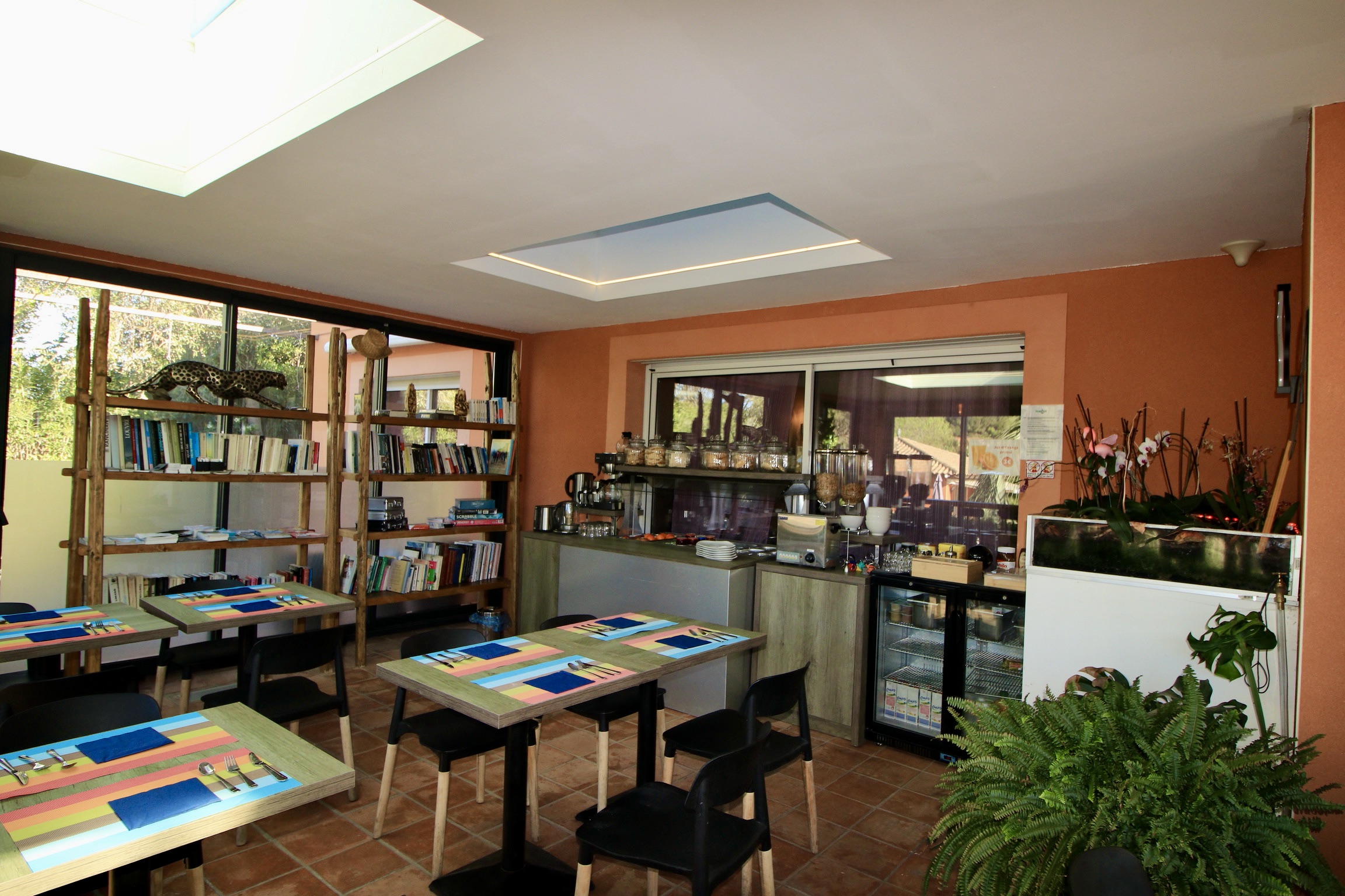 Salle petit-déjeuner avec bibliothèque