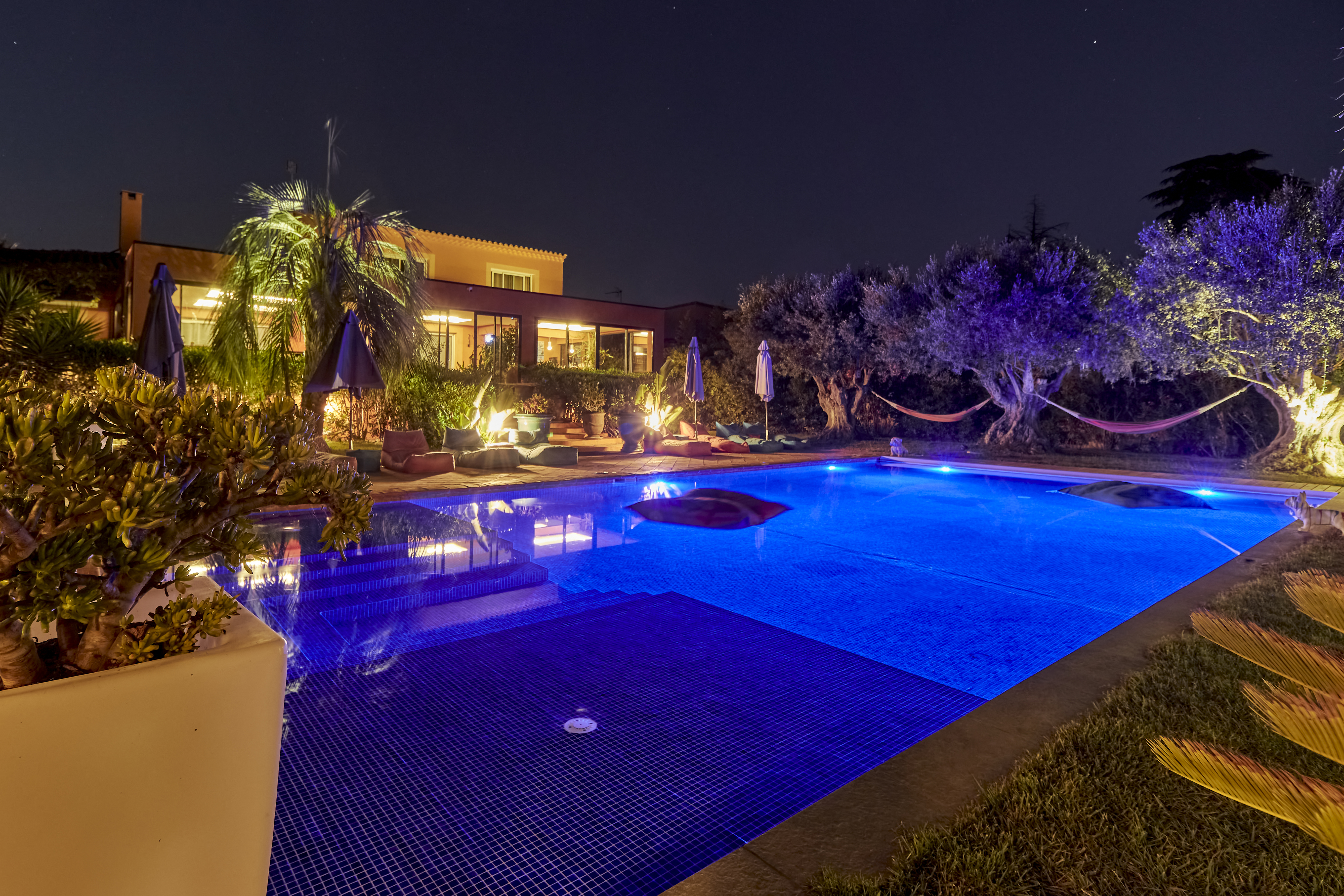 Villa illuminée la nuit
