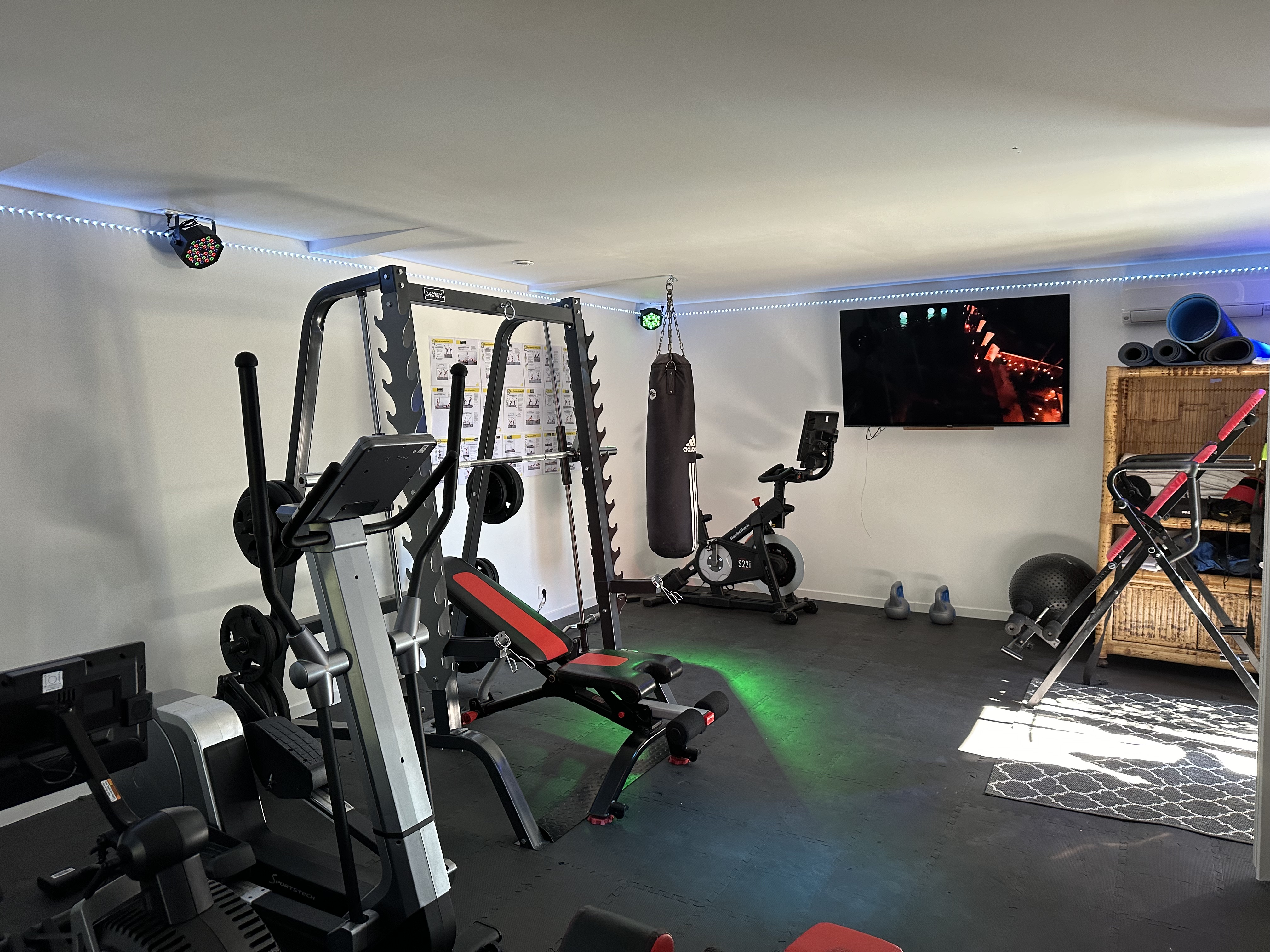 Salle de sport — sac de frappe et vélo
